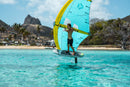Tom Acherer en wingfoil sobre una laguna turquesa de Union Island con material Duotone D/LAB
