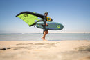 Benjamin May con el ala Duotone Unit SLS y la tabla Skybrid SLS en una playa soleada de Egipto