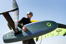 Benjamin May haciendo wingfoil junto a la costa con el foil Duotone Glide 3.0 SLS 2027