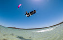 Rider a saltar com twintip e o kite Duotone Juice 2026 rosa sobre uma lagoa