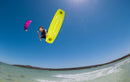 Rider a saltar com twintip amarela e o kite Duotone Juice 2026 rosa