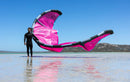 Rider na margem a segurar o kite Duotone Juice 2026 rosa