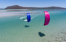 Riders a navegar com kites Duotone Juice 2026 azul e rosa numa lagoa pouco profunda
