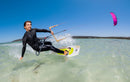 Rider a navegar com twintip junto ao kite Duotone Juice 2026 rosa
