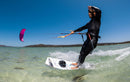 Rider a navegar com twintip e o kite Duotone Juice 2026 rosa em águas transparentes