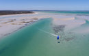 Vista aérea de um rider com o kite Duotone Juice 2026 azul entre bancos de areia