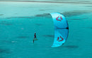 Rider che fa foil accanto al kite Duotone Juice D/LAB 2026 in acque turchesi
