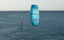 Rider che fa foil in mare aperto con il kite Duotone Juice D/LAB 2026