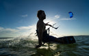 Rider a navegar em contraluz com o kite Duotone Mono 2025 azul
