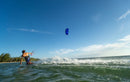 Rider a navegar com o kite Duotone Mono 2025 azul perto da praia