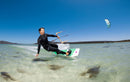Rider in navigazione con twintip e kite Duotone Mono 2026 in una laguna costiera