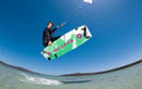 Rider che salta con twintip verde e kite Duotone Mono 2026