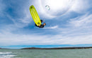 Rider che fa un salto con twintip gialla e kite Duotone Mono 2026