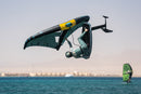 Mar de Arce en una maniobra aérea de freestyle en wingfoil con el ala Duotone Unit SLS