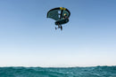Benjamin May volando en wingfoil sobre mar abierto con el ala Duotone Unit SLS