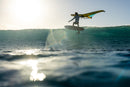 Finn Spencer haciendo wingfoil en Guadalupe con el ala Duotone Unit D/LAB en amarillo verdoso