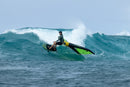 Jeffrey Spencer haciendo wingfoil con olas rompiendo en Guadalupe y el ala Duotone Unit SLS