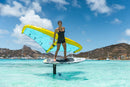 Chiara Socin haciendo wingfoil en una bahía tropical de Union Island con la tabla Skybrid D/LAB
