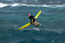 Mahé Thebault haciendo wingfoil en Guadalupe con el ala Duotone Unit D/LAB en amarillo y turquesa