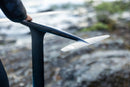 Finn Spencer haciendo wingfoil junto a la costa rocosa de Hood River con el Duotone Monobloc Tail PX D/LAB