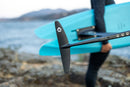 Nia Suardiaz navegando en wingfoil junto a la costa rocosa de Hood River con el Monobloc Tail PX D/LAB