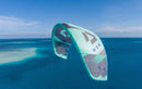 Kite Duotone Neo 2025 em voo sobre uma lagoa tropical