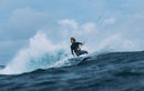 Rider a surfar uma onda com o kite Duotone Neo 2025