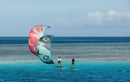 Rider a navegar com o kite Duotone Neo 2025 numa lagoa tropical