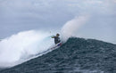 Rider a fazer uma viragem potente numa onda a rebentar com o kite Duotone Neo 2025