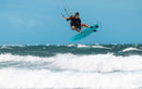 Rider sautant au-dessus des vagues avec le Duotone Neo 2026 et une planche de surf
