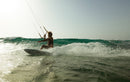 Rider surfant une vague à contre-jour avec le Duotone Neo 2026