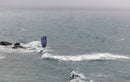 Duotone Neo 2026 violet au-dessus d'une vague qui déferle près des rochers