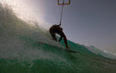Rider en virage serré sur la vague avec le Duotone Neo 2026 au coucher du soleil