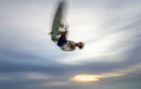 Aéreo strapless con efecto de movimiento con la Duotone Neo 2027 bajo un cielo nublado
