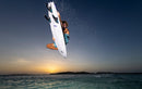 Salto strapless con la Duotone Neo 2027 sobre el mar con la última luz del día