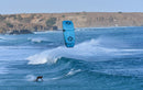 Duotone Neo D/LAB 2026 in volo mentre il rider surfa un'onda
