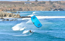 Rider che surfa un'onda con il Duotone Neo D/LAB 2026 su una costa rocciosa