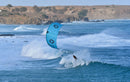 Rider in curva sull'onda con il Duotone Neo D/LAB 2026 davanti alle scogliere