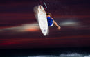 Rider girando en el aire con la tabla de surf y la Duotone Neo SLS 2027 al anochecer