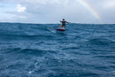 Rider in foil con la Duotone Paradox SLS 2027 nell'oceano con un arcobaleno in lontananza