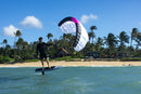 Rider che fa parawing con la Duotone Paradox SLS 2027 vicino a una spiaggia di Maui con le palme