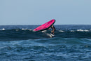 Rider con la wing in volo sul foil con la Duotone Paradox SLS 2027 rosa in mare aperto a Maui