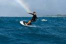 Rider che curva in foil con la Duotone Paradox SLS 2027 sotto un arcobaleno a Maui