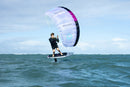 Rider che fa parawing con la Duotone Paradox SLS 2027 in mare aperto