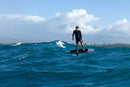 Rider in foil con la Duotone Paradox SLS 2027 che scivola sull'onda lunga a Maui