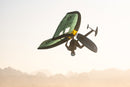 Tom Acherer haciendo un salto invertido en wingfoil frente a las montañas del desierto de Egipto al atardecer