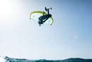 Tom Acherer en una maniobra aérea de freestyle en wingfoil con el ala Duotone Unit D/LAB sobre el mar