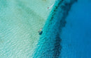 Vista aerea di un rider con il kite Duotone Rebel D/LAB 2025 su una laguna corallina tropicale