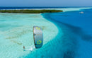 Vista aerea di un rider con il kite Duotone Rebel D/LAB 2025 su acque basse di reef