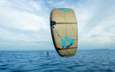 Rider a navegar de foil numa lagoa tropical com o kite Duotone Rebel SLS 2026